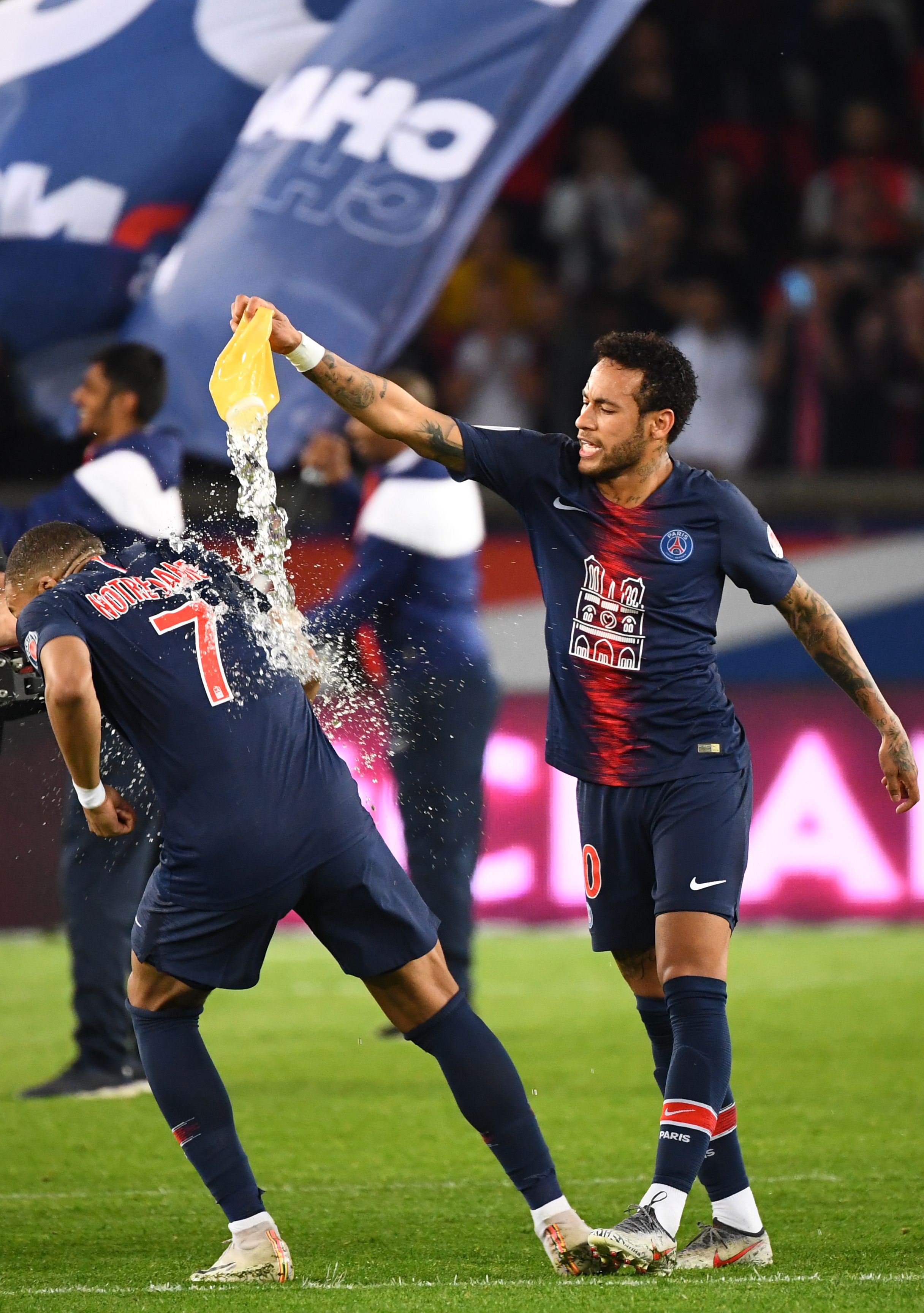 又一次受伤倒下！超级巨星交易亏大了