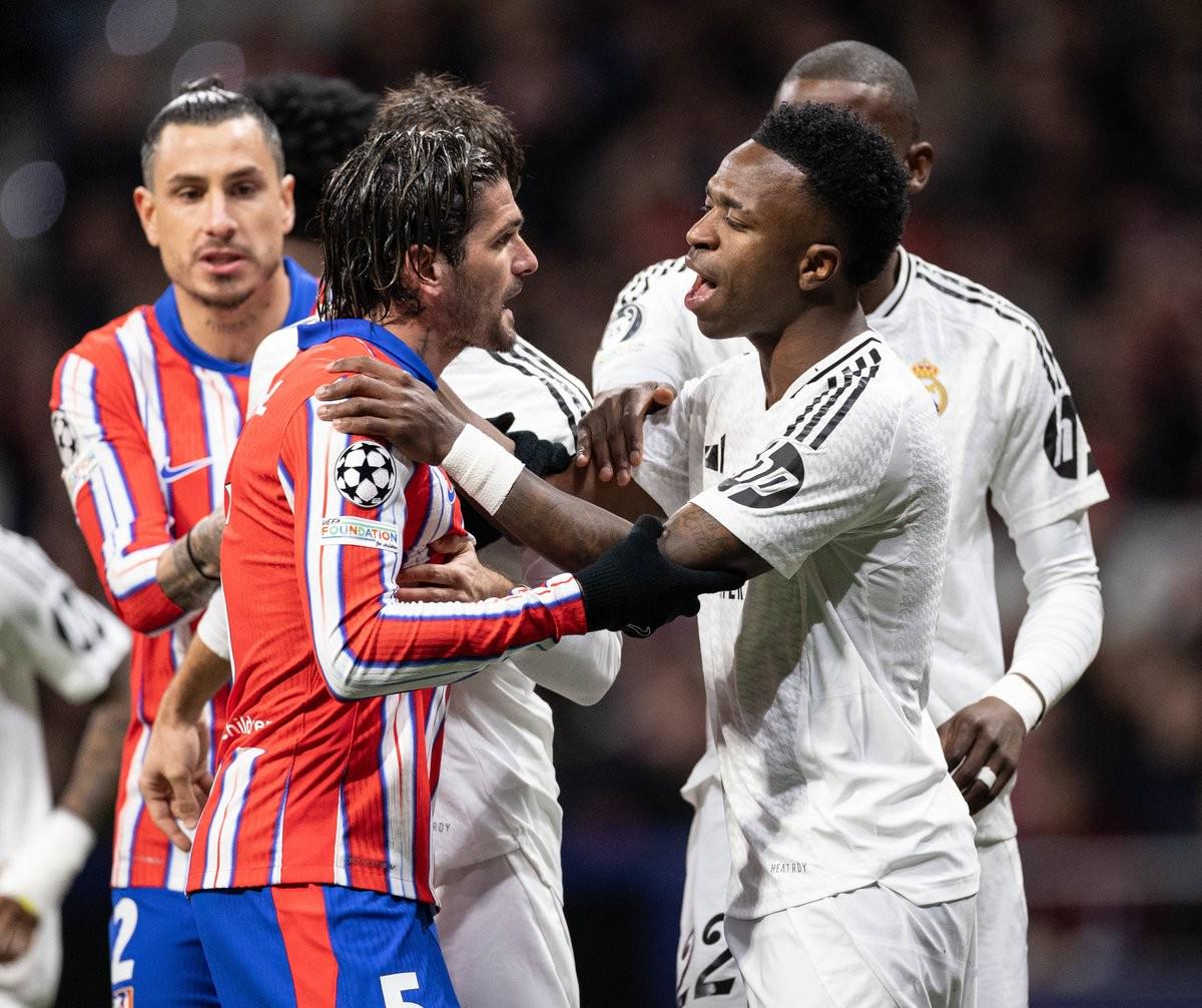 一直在重建的曼联：主教练“死局”，从买C罗回来卖球衣开始